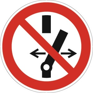 Znak zakazu ASR A1.3/DIN EN ISO 7010 zakaz załączania tworzywo sztuczne
