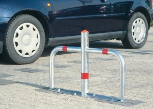 Słupek parkingowy składany wysokość ponad podłożem 500 mm srebrny, z czerwonymi