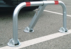 Słupek parkingowy składany wysokość ponad podłożem 450 mm srebrny, z czerwonymi