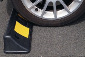 Stoper koła dł. 500 x szer. 160 x wys. 100 mm PCW czarny z żółtymi pasami odblas