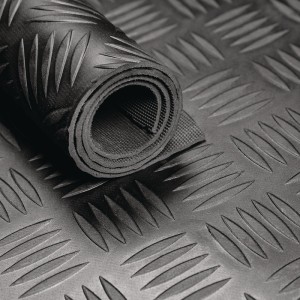 Mata z gumy z fakturą młotkową szer. 1,5 m x dł. 10 m grubość 3 mm czarny NR/SBR