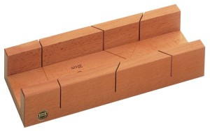 Skrzynka uciosowa dł. 300 x szer. 62 x wys. 37 mm z litego drewna bukowego lakie